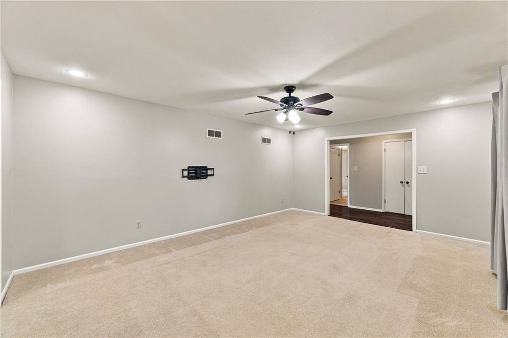 6830 NW Cross Road, Parkville, MO 64152