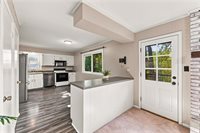 6830 NW Cross Road, Parkville, MO 64152