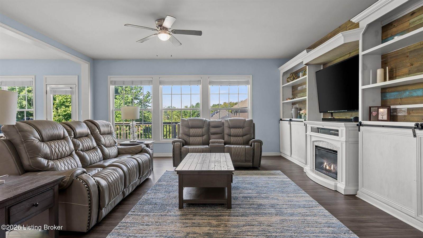 10226 Park Lake Dr, Louisville, KY 40229