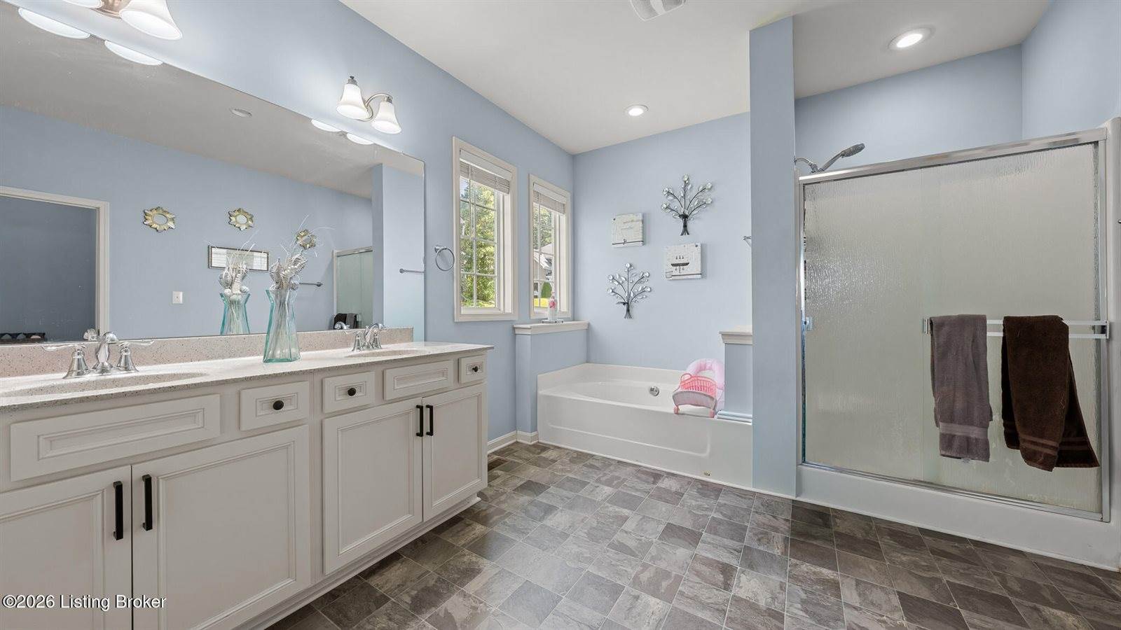 10226 Park Lake Dr, Louisville, KY 40229