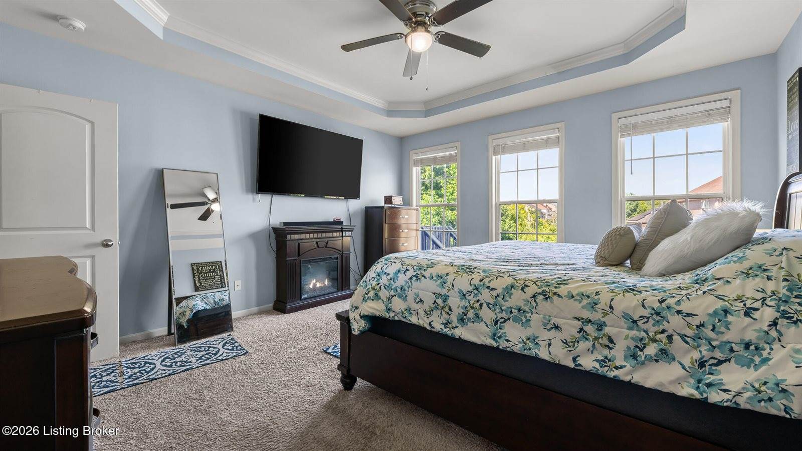 10226 Park Lake Dr, Louisville, KY 40229