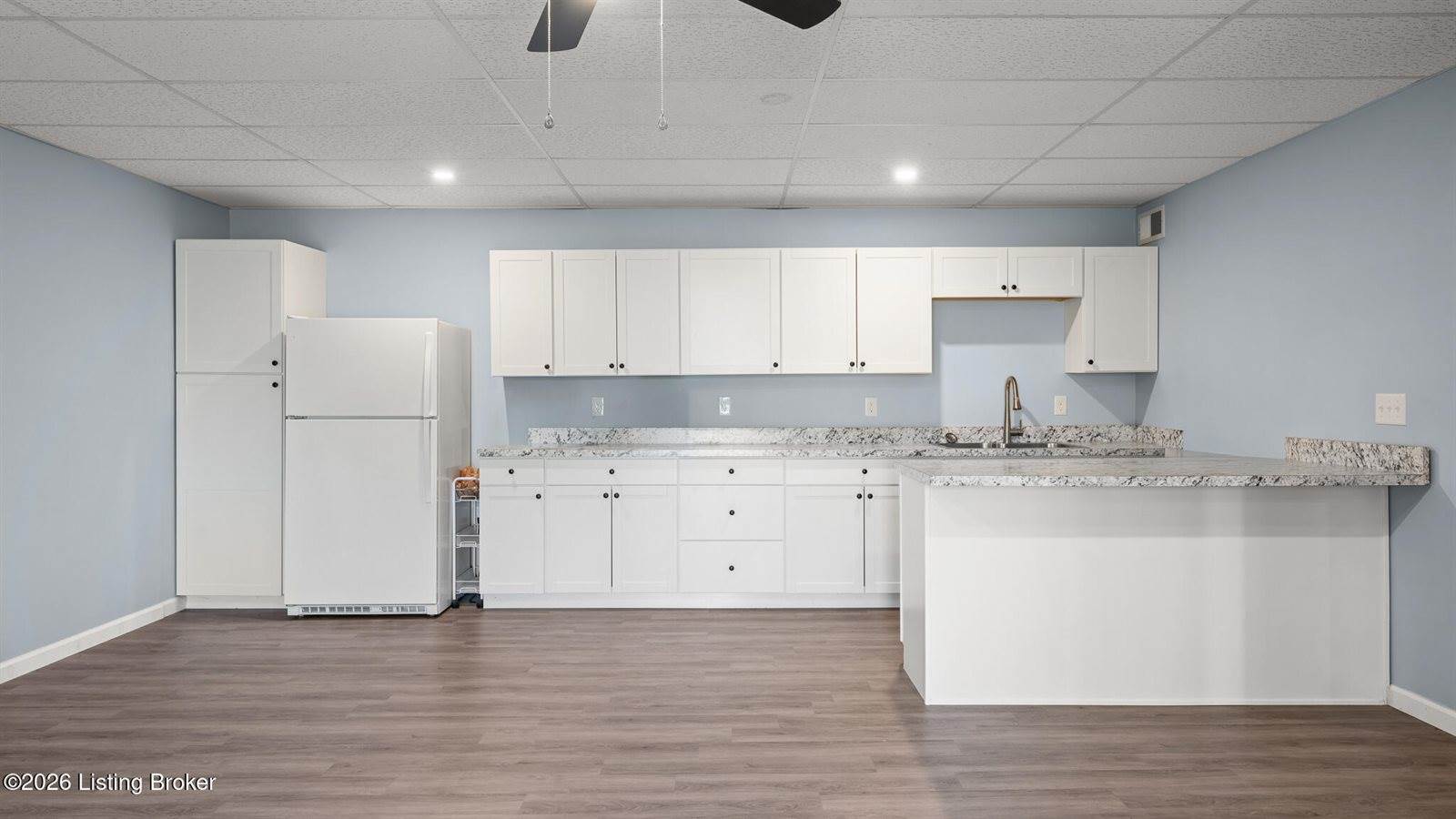 10226 Park Lake Dr, Louisville, KY 40229