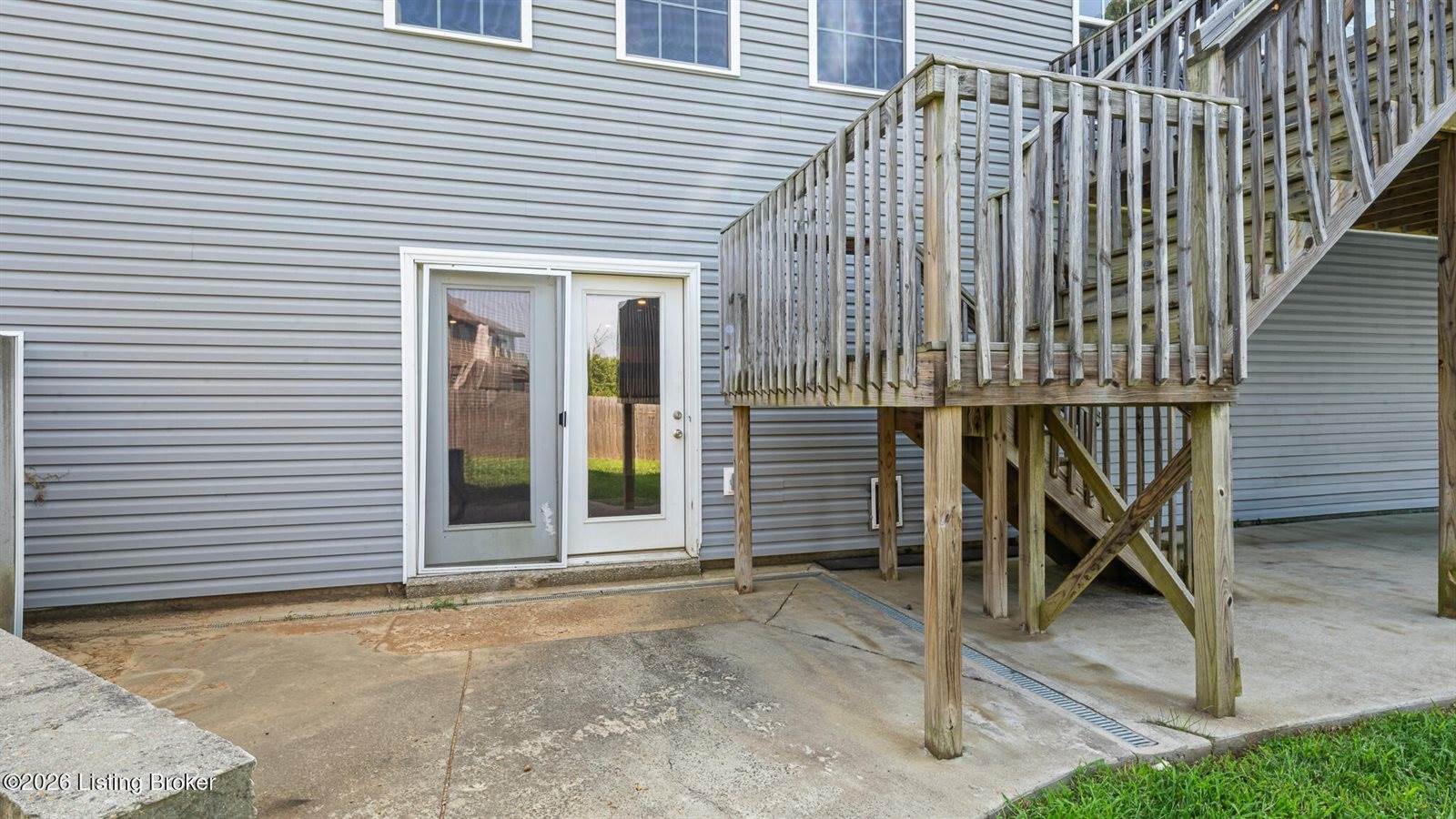 10226 Park Lake Dr, Louisville, KY 40229