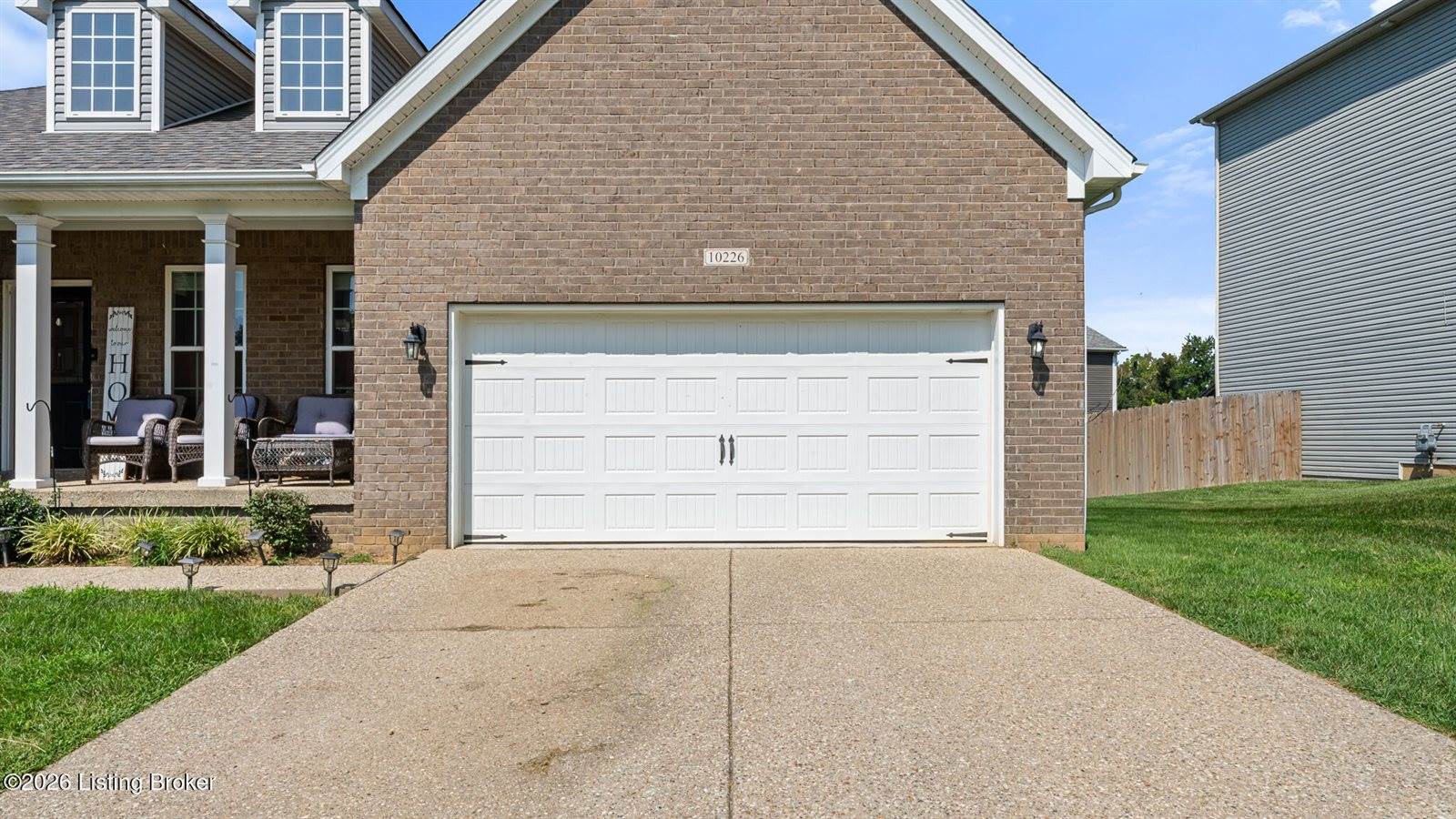 10226 Park Lake Dr, Louisville, KY 40229