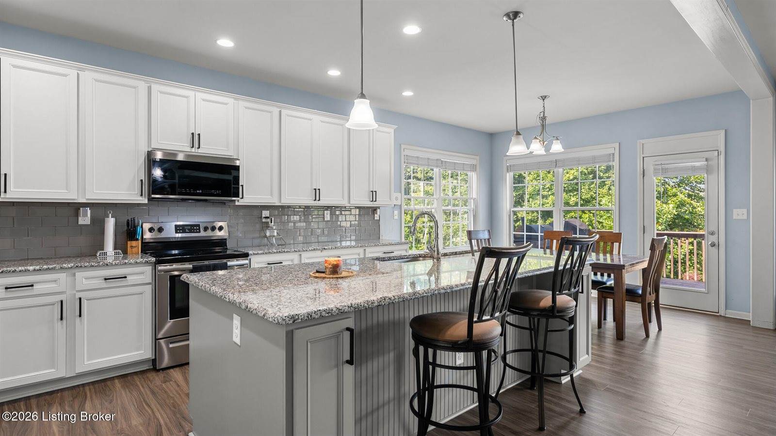 10226 Park Lake Dr, Louisville, KY 40229
