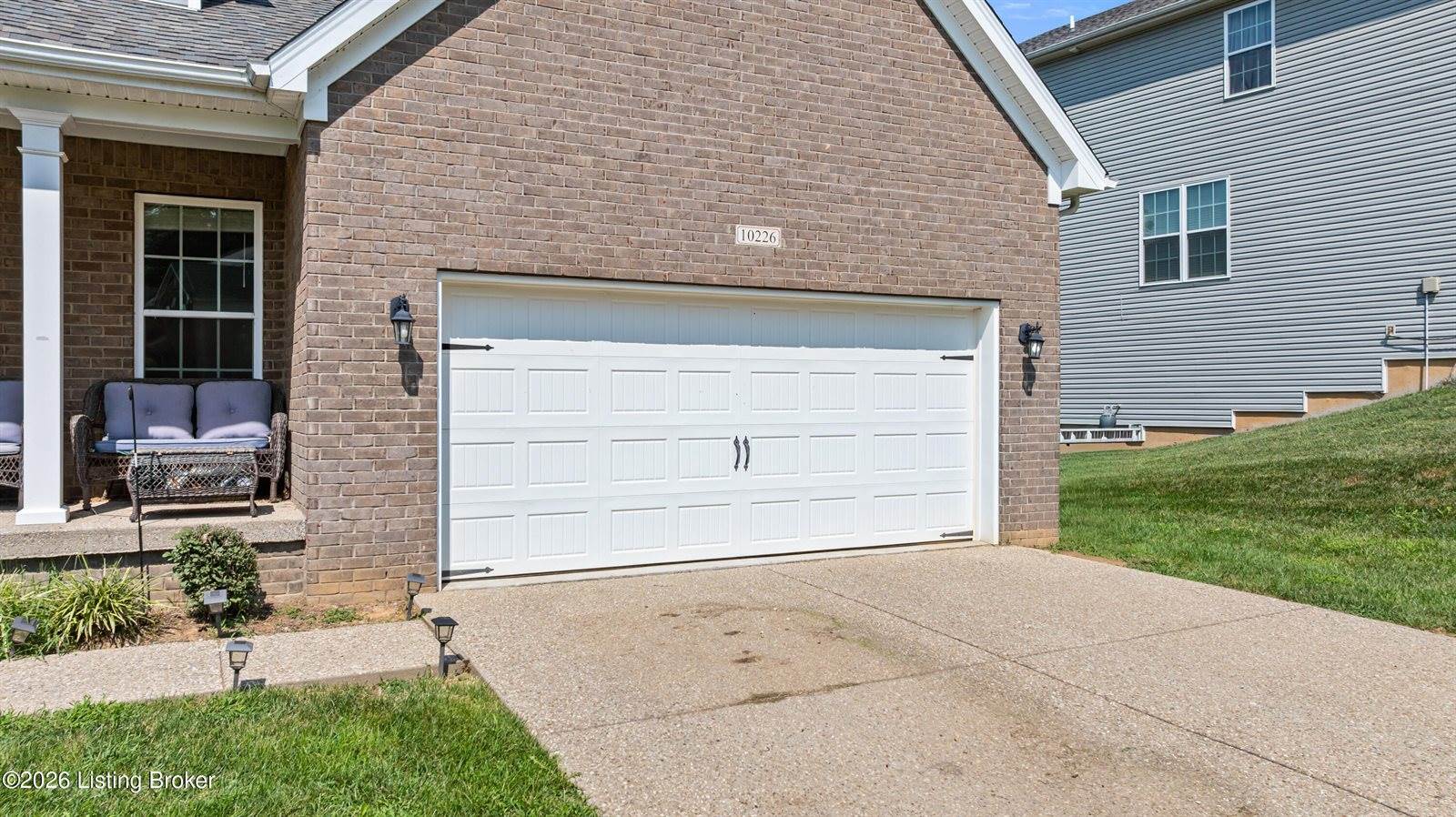 10226 Park Lake Dr, Louisville, KY 40229