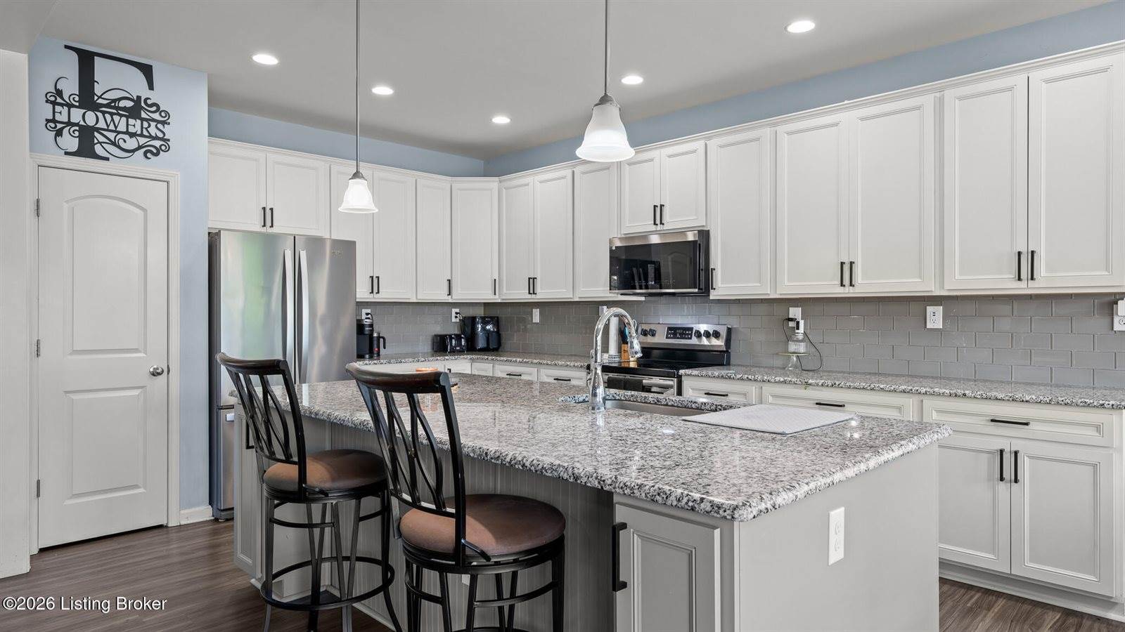 10226 Park Lake Dr, Louisville, KY 40229
