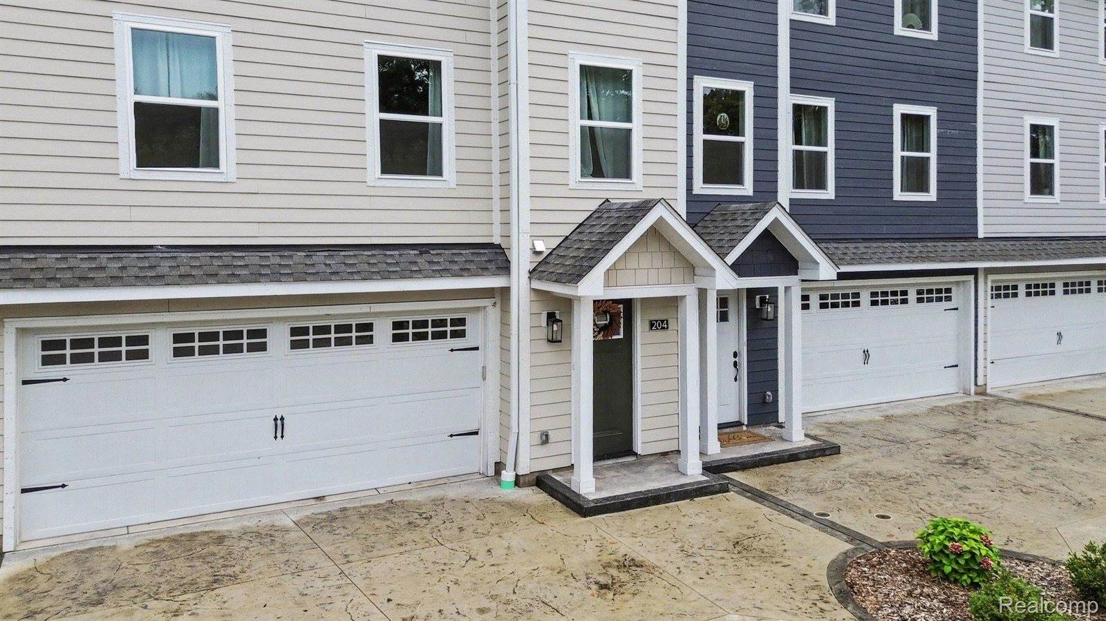 204 Oakwood Street, Holly Village, MI 48442