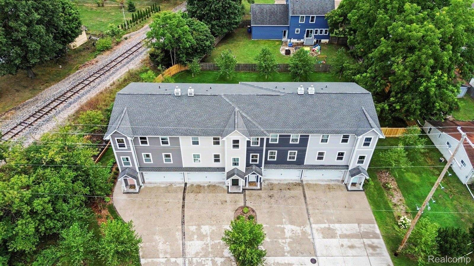204 Oakwood Street, Holly Village, MI 48442