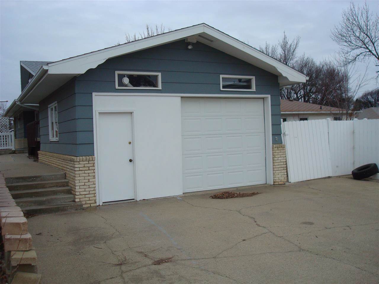 1107 SW 5th St, Minot, ND 58701